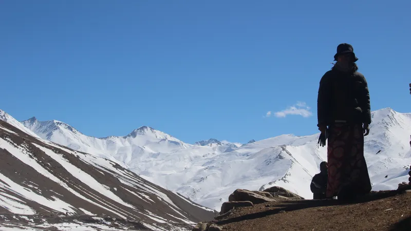 dho_village_exploration_winter