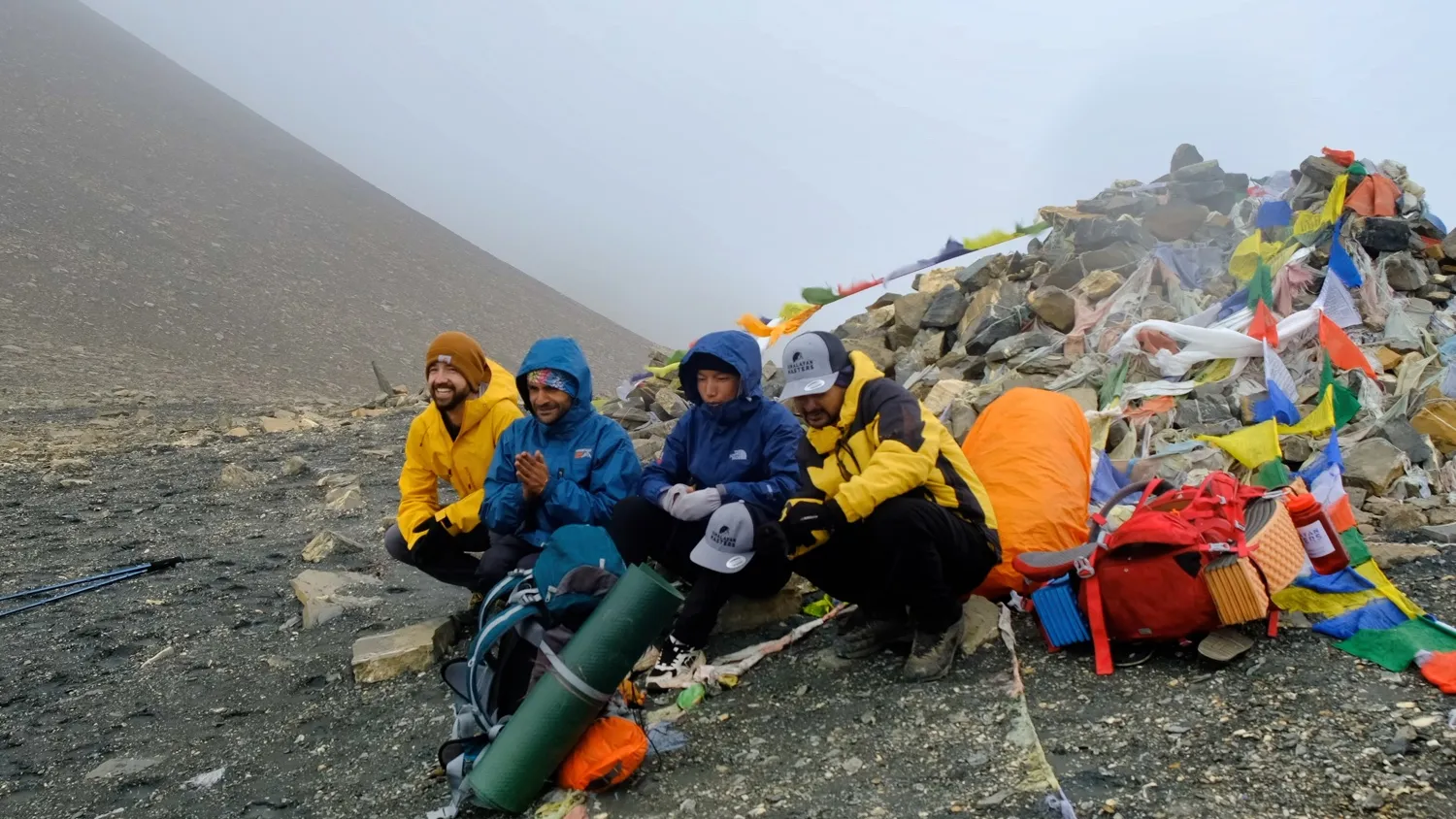 trekkers-prayer-flags-pass